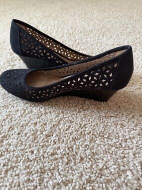 Fioni Black Cutout Patterned Wedge - 8.5